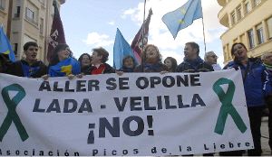 PROTESTA. La plataforma asturiana contra Sama-Velilla, en una manifestación reciente en León. / EFE/