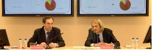 RESULTADOS. Manuel Menéndez, presidente, y Joao Manso Nieto, consejero delegado, durante la presentación del balance de 2007, ayer, en Oviedo. / JESÚS DÍAZ/
