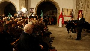 ASISTENCIA. La iglesia vieja de Sabugo se llenó de público para escuchar al tenor Emilio Menéndez y ver la exposición (al fondo). / MARIETA/