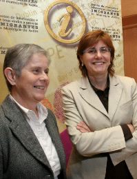 CONTINUIDAD. La edil de Servicios Sociales, Purificación García, y la alcaldesa, Pilar Varela, ante el cartel de las jornadas. / TANIA/