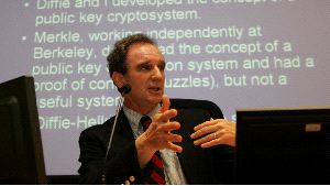 AUTORIDAD. El profesor Martin Hellman, durante la conferencia que ofreció la semana pasada a alumnos de ingeniería informática. / E. C../