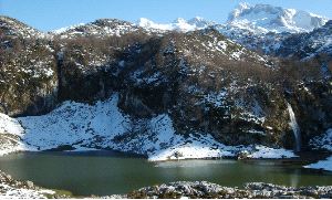 BRICIAL. Las últimas nevadas han llenado de agua la vega del Bricial, que en su día fue un lago permanente. / C. PIÑÁN/