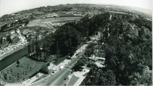 PARQUE. Imagen de la avenida de El Molinón y de los terrenos de la margen derecha del Piles sin urbanizar hacia el año 1970. / E. C./