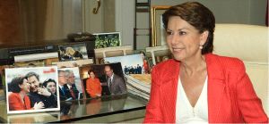 FOMENTO. Magdalena Álvarez, en su despacho del ministerio, en un momento de la entrevista. / PEDRO LÓPEZ/