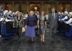 SOLEMNIDAD. Paz Fernández Felgueroso, María Ángeles Fernández, Consuelo Busto y Graciano Torre hacen su entrada en el acto de entrega de la Xana de Plata a la Empresaria del Año. / JESÚS DÍAZ/