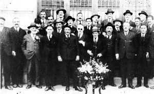 Foto realizada el 16 de marzo de 1924 a la entrada del Teatro Palacio Valdés. Entre otros, se encuentran Marcelino G. del Río, Armando Parafuso, Gustavo Maribona, Manolo Galé, Bordagua, Julián Ochoa, Manuel Morán, Marcos del Torniello, Julián Marcos, Alfredo Polledo, Bernardino Mayo, José A. Rodríguez, Ángel Fernández, Manuel Marcelino y José Antonio Sabas Villamil. (Foto del libro 'Avilés, memoria gráfica', de Luis M. Suárez Méndez)./
