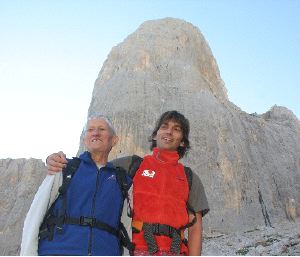 CABRALES. Udaondo, ante el Urriellu, con Fernando Calvo. / E. C./