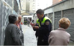 COCHERAS. Bomberos y vecinos, en el lugar del suceso. / I. G./