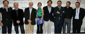 AMIGOS. Juan Menéndez, de la empresa BM, el diseñador gráfico Pablo Antuña y Amador Ruiz, de La Bodeguita. / C. S. BIERZO. Eufrasio Sánchez, Teresa Díaz de Otazu e Iván González de la Plata, de la empresa Fenicia -en el centro-, con un grupo de bodegueros participantes en la muestra de estos vinos leoneses. / C. S./