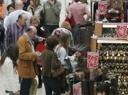 Afluencia de personas en un centro comercial gijonés durante las pasadas rebajas de enero./ CITOULA/