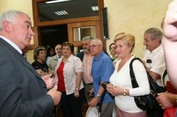 Moro conversa con varios simpatizantes en la investidura de Vega como alcalde. / TANIA/