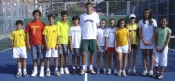 Pablo Carreño, en el centro, en la escuela de tenis del Grupo. / E. C./