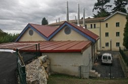 El Fundoma tiene la instalación del sistema de biomasa en este inmueble, del que salen ya tres chimeneas. / MARIO ROJAS/