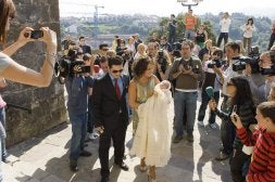 Periodistas, fotógrafos y curiosos intentan retratar a los felices papás ayer ante la iglesia. / V. CORTABITARTE/
