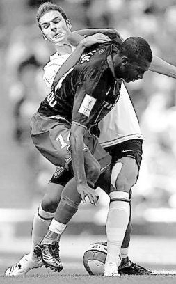 Lombán, con el Valencia, en una marca. / EFE/