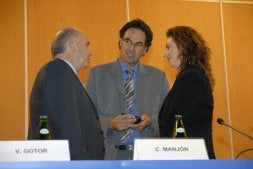 Ramón Quirós, entre Gotor y Manjón, ayer, antes de la inauguración del congreso sobre trasplantes. / J. DÍAZ/