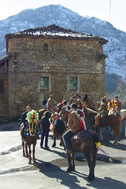 Los aguinalderos de Ponga, ante la torre de Cazu. / NEL ACEBAL/