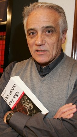 El autor, con su libro recién reeditado. / SEVILLA/