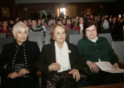 La alcaldesa, entre Elia Criado y la directora del Doña Jimena, Leontina Alonso. /CITOULA/