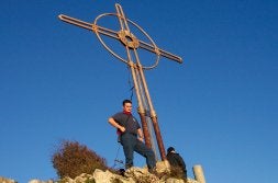 En lo alto del Priena hay una cruz como en tantos montes. / CARMEN PIÑÁN/