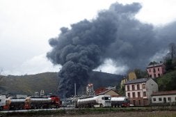 La enorme columna de humo que generó la nube tóxica. / MARIO ROJAS/