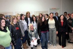 Doña Cristina posa con una representación de las internas que ocupan el módulo de mujeres del Centro Penitenciario de Villabona. / PABLO NOSTI/