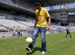 Miguel fue presentado ayer en el Tartiere. / JESÚS DÍAZ/