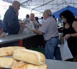 Félix y Patricia reparten los bollos bajo la carpa. / G. F. B./