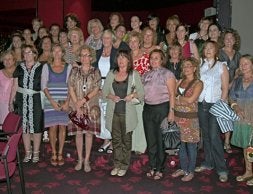 Las empresarias asturianas que pertenecen a la Asociación Empresa Mujer (ASEM) compartieron velada y cena de verano en la sala Acapulco del Casino. / E. C./