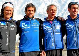 Edurne Pasaban, Alex Txikon, el montañero gijonés Nacho Orviz y Asier Izaguirre, en la cordillera del Himalaya, donde aspiran a hacer historia. :: AL FILO DE LO IMPOSIBLE/