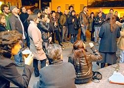SOS Cultura organizó ayer una asamblea en la plaza del Paraguas para debatir sobre la falta de alternativas culturales en la ciudad, en particular, el tema de los conciertos :: J. DÍAZ/