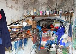 Habitáculo en la calle de Claudio Alvargonzález, junto a la Casa Paquet, que sirve de entrada al refugio ahora tapiado de Cimadevilla. :: Á. PIÑA/