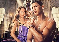 Cristiano y Elsa Pataki, en una de las escenas de un anuncio de una marca de relojes. :: EFE/