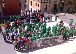 Los mineros dejan los cortes y se ofrecen a ayudar a limpiar las playas