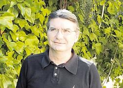 Juan Carlos Méndez editor de la novela. :: MONTSERRAT RÍOS/