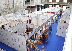 El recinto ferial estrena ubicación en la sala central del céntrico edificio de Ortiz, en Candás, recientemente rehabilitado . :: P. G.-PUMARINO./