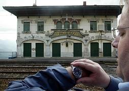 Un usuario, ante la vieja estación de Pajares, que corre el riesgo de quedarse sin trenes de suprimirse el servicio regional. :: MARIO ROJAS/