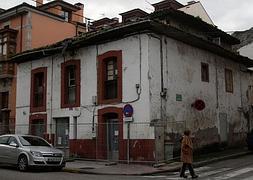La cubierta del inmueble de la esquina entre las calles Argüelles y Covandoga debe ser reparado. :: N. A/