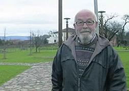 El sacerdote Cándido Viñas, en el parque que lleva su nombre. :: CITOULA/