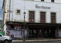 El antiguo Cine Fantasio, ubicado en la travesía de Navia, presenta un estado muy deteriorado. :: I. G./