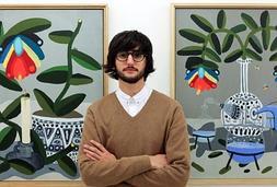 Nacho con dos de sus obras, en la galería gijonesa. :: E. C./