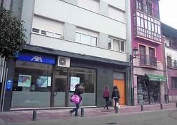 Bankinter ha retirado toda la cartelería de la oficina de Cangas de Onís en la que operaba el agente acusado de cometer irregularidades. :: S. S. M./