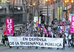La manifestación que ayer recorrió las calles de Oviedo en defensa de la educación pública. :: JESÚS DÍAZ/