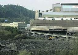 Pilas de la escoria de arrabio de Arcelor Mittal de Tabaza de las que fueron sustraídas 145 toneladas el año pasado. :: LUIS SEVILLA/