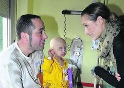 Julia y su padre, ayer, con Sandra Ibarra en el Huca. :: JESÚS DÍAZ/