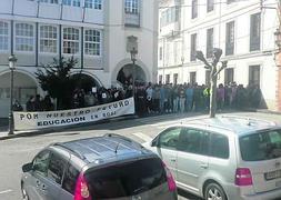 San Tirso recoge firmas contra los ajustes en la escuela