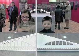 Unos niños observan la maqueta del mercado cubierto de Pola . :: MARIO ROJAS/