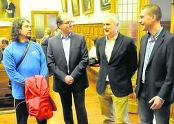 De izq. a dcha, Rafael Fernández, Manuel Secades, Francisco Bastida y el profesor Leonardo Álvarez. :: J. D./