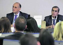 Andrés Cosmen y su hermano Jacobo, presidente de Alsa en Asturias, ayer en Oviedo. :: MARIO ROJAS/