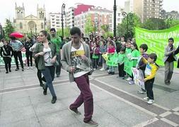 Un flashmob y un pasacalles tomaron el gijonés paseo de Begoña. :: P. UCHA/